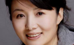 牛莉个人资料及简历,从喜剧演员到影视多面手，演艺生涯精彩回顾